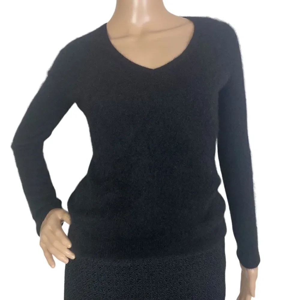 Ann Taylor L/M cashmere sweater Black long sleeve V neck classic